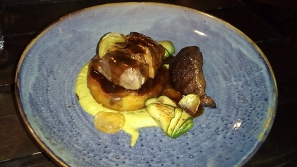 Kahdenlaista possua perunakroketilla ja olutkastikkeella