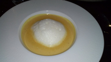 Paahdettua kurpitsakeittoa ja soijamaitovaahtoa