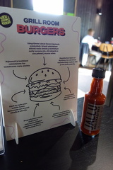 Grill Room -burgerit ja Jallu-chilikastike