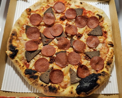 Pizzaamon Nuija talon kebabilla ja ananaksella tuunattuna