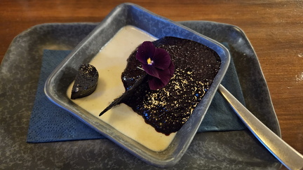 Huttuhipun vanilja pannacotta, lakritsa- ja mustikka-coulis