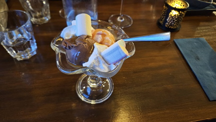 Huttuhipun jäätelö ”Sundae”