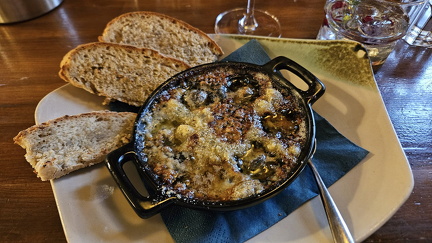 Huttuhipun etanat porovoilla, parmesaanijuustoa ja leipää