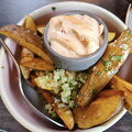 Höörin friteerattua puikulaperunaa. kevätsipulia, parmesania ja chilimajoneesia