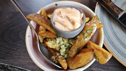 Höörin friteerattua puikulaperunaa. kevätsipulia, parmesania ja chilimajoneesia