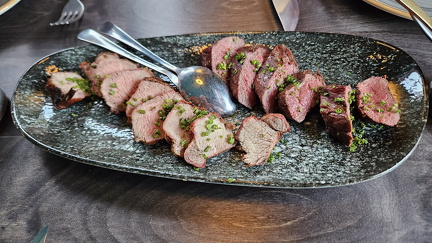 Höörin Iberico porsaan presaa ja poron sisäpaistia