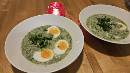 Pinaattikeitto täydellisellä munalla
