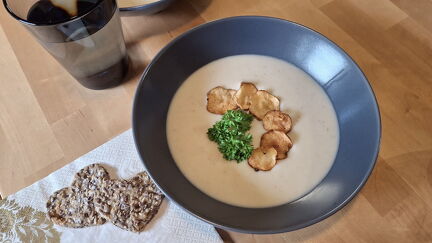 Maa-artisokkakeitto siemennäkkärillä