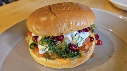 Haukiburger puolukalla