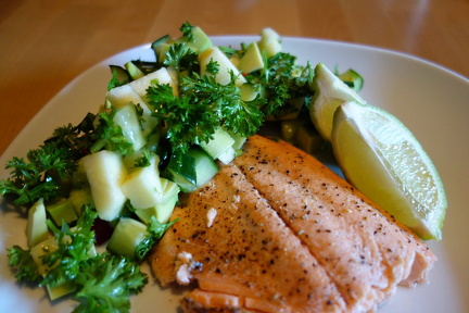 Lohi omena-avokadosalaatilla