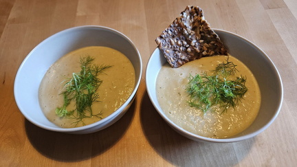 Fenkolikeittoa itse tehdyllä siemennäkkärillä