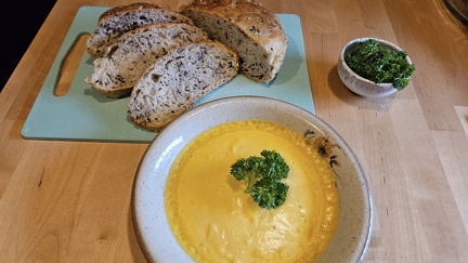 Itse tehty sekaleipä ja kasvissosekeitto